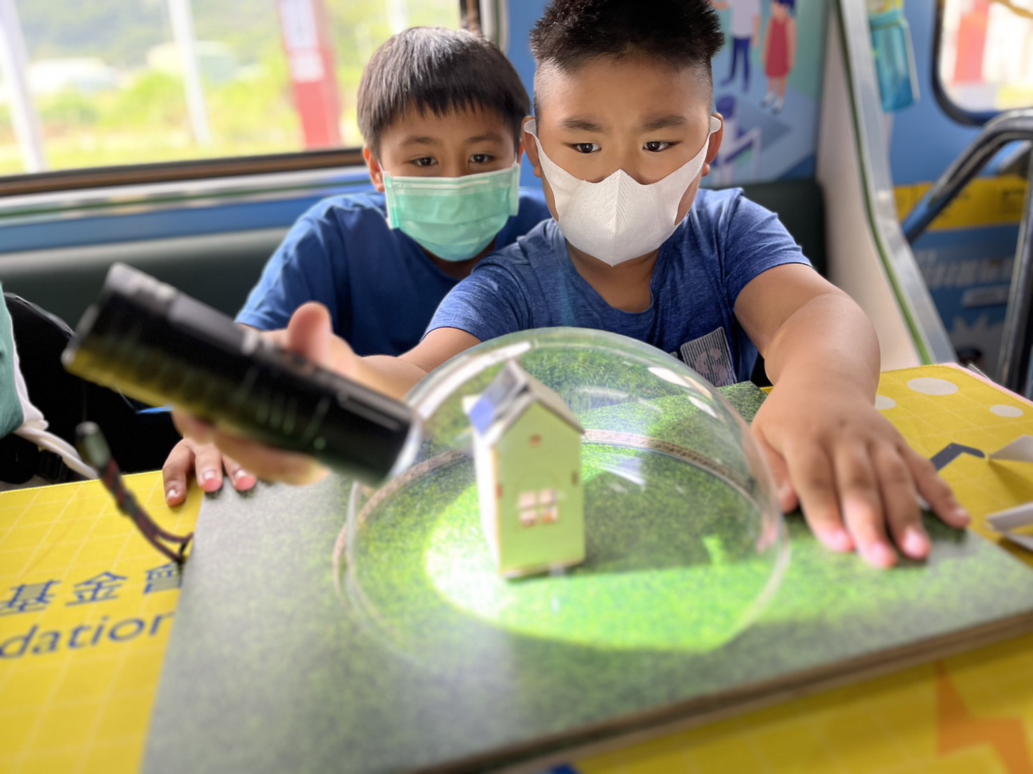 人生就是博參與基礎科學主題車廂，以STEAM教學精神，設計「逐日科學家」、「太陽能工程師」以及「淨零建築師」三大能源科普課程和實驗